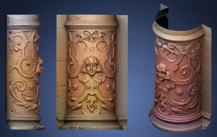 Богато украшенная деталь дверной колонны