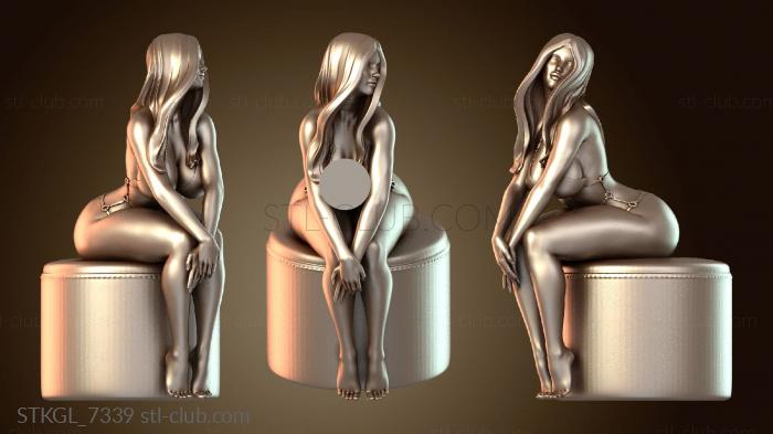 Сексуальная девушка в позе стула