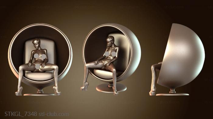 Сексуальная обнаженная девушка сидит в кресле