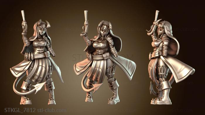 Статуэтки девушки С капюшоном